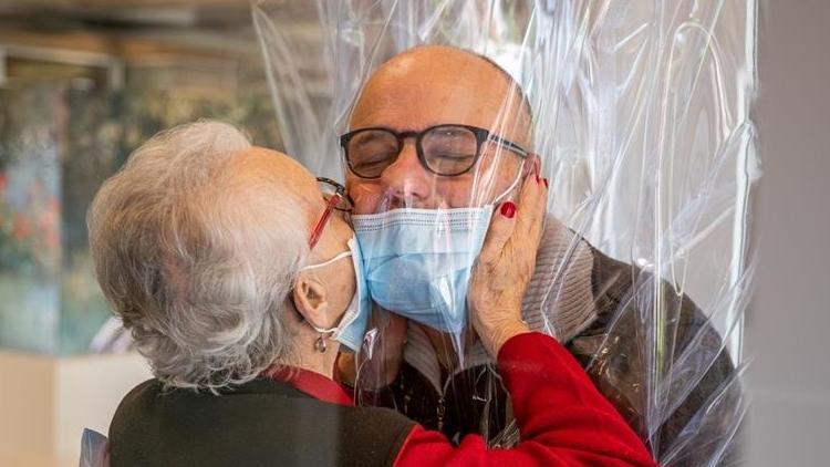 Son dakika haberler: İtalyada koronavirüse karşı sarılma odası kuruldu