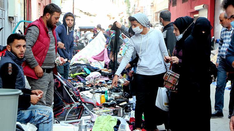 Adanada pazarda koronavirüse davetiye çıkardılar