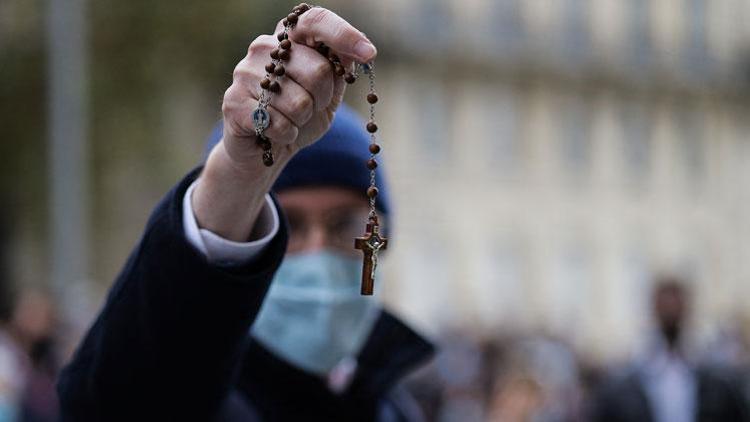Katoliklerden Kovid-19 yasaklarına ayinli protesto
