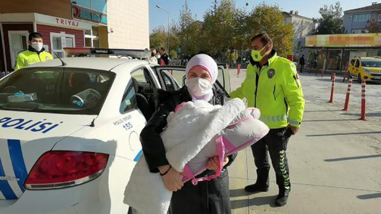 Hasta bebek, polis aracıyla hastaneye götürüldü