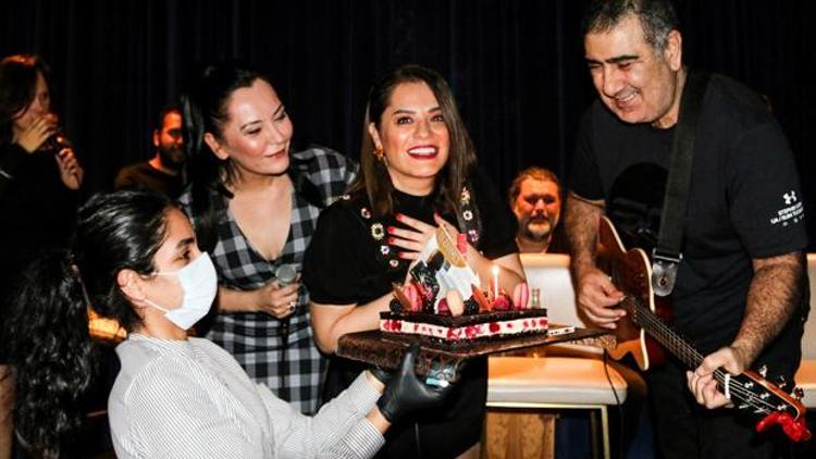 Reyhan Karacaya doğum günü sürprizi
