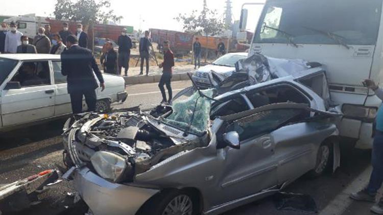 TIRa çarpan otomobile, arkadan gelen başka TIR çarptı: 2 yaralı