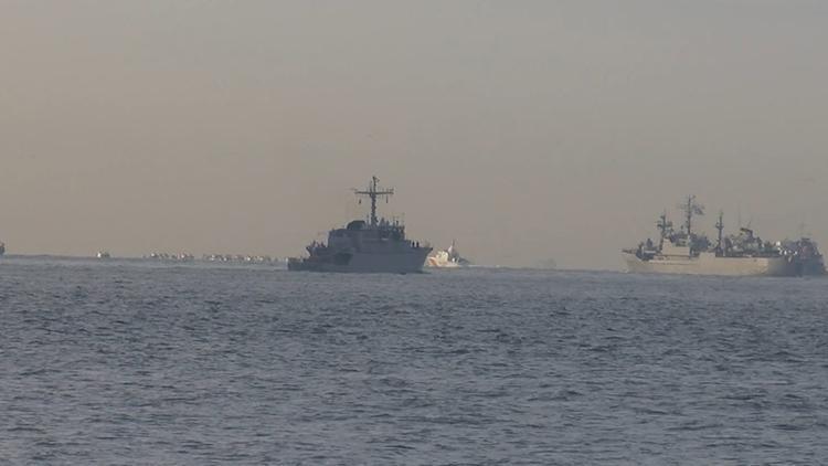 İstanbulda dikkat çeken görüntü... NATO gemileri peş peşe Boğazdan geçti