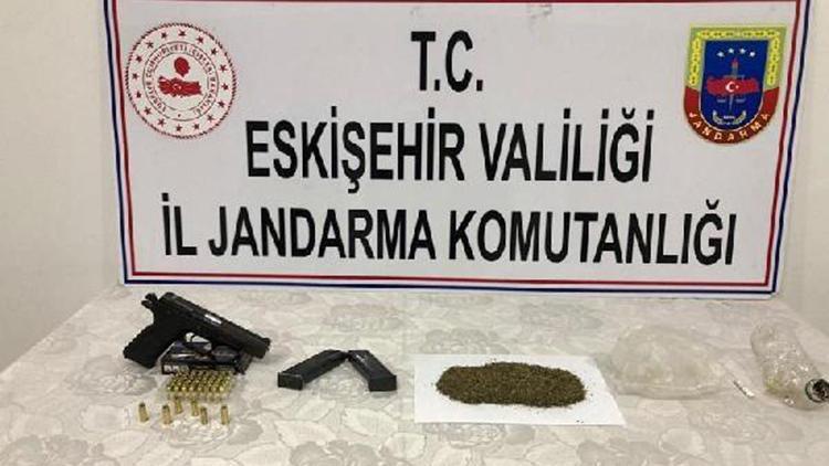 Direğe çarpan otomobilde tabanca ve uyuşturucu ele geçirildi