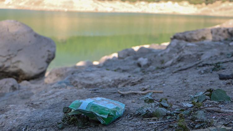 Antalyada göletin suyu çekildi, çöpler ortaya çıktı
