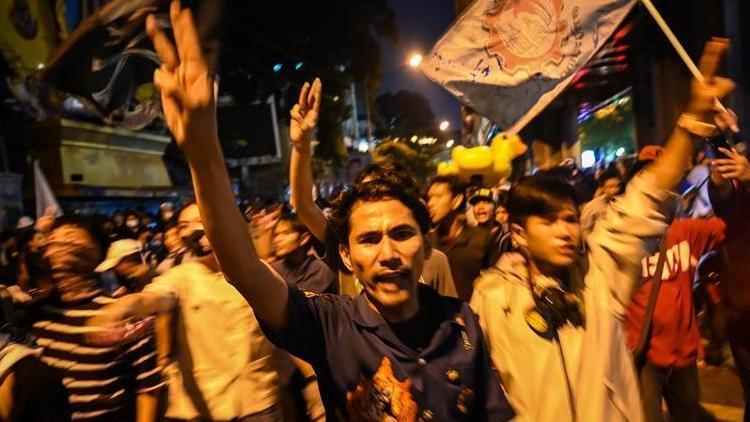 Taylandda protestocuların talep ettiği anayasal reform tasarıları mecliste onaylandı