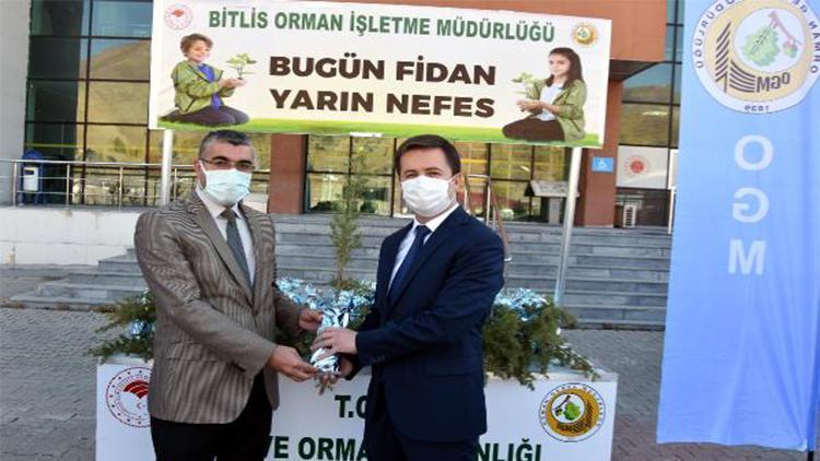 Bitlis Cumhuriyet Başsavcısı fidan dağıttı