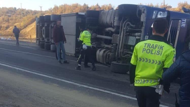 Bingöl’de tır devrildi, sürücü yara almadan kurtuldu