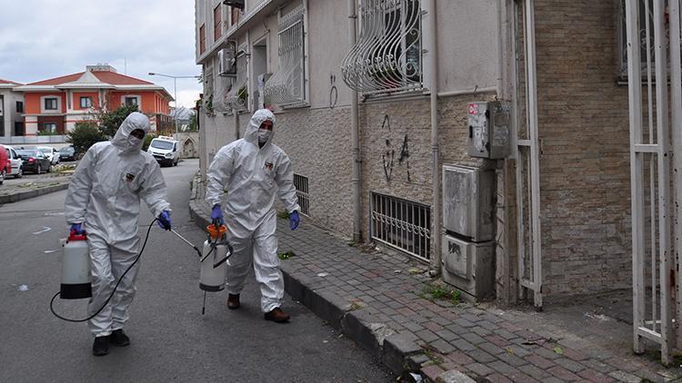 Fatihte Kovid-19 vakası görülen binalar dezenfekte ediliyor
