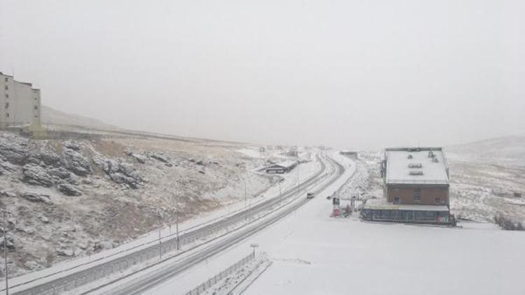 Erciyes, beyaza büründü