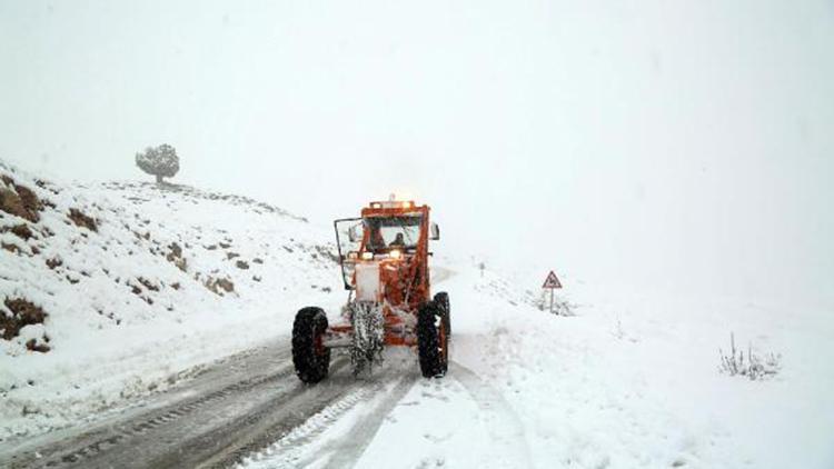 Tunceliye mevsimin ilk karı yağdı; 31 köy yolu ulaşıma kapandı