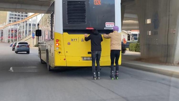Kartalda otobüse tutunan patenli gençlerin tehlikeli yolculuğu