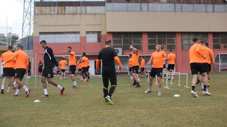 Adanasporda 3 futbolcunun koronavirüs testi pozitif çıktı