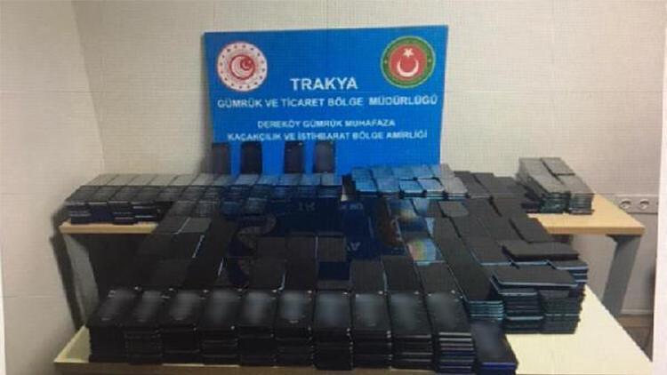 Bulgaristandan gelen minibüse gizlenmiş 1117 cep telefonu ele geçirildi