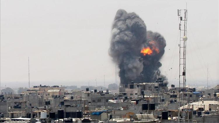İsrail ordusu savaş uçakları Gazzeyi bombaladı