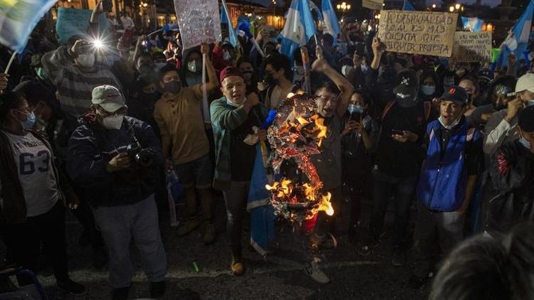 Guatemalada bütçeyi protesto eden göstericiler Kongrede yangın çıkardı