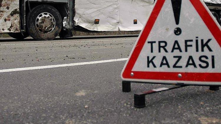 Adanada tır ile kamyon çarpıştı: 2 yaralı