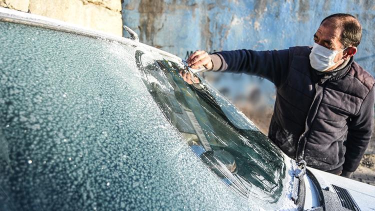 Doğuda soğuk hava nedeniyle dereler ile araç ve evlerin camları buz tuttu