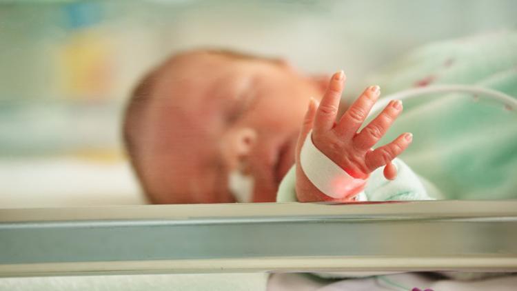 Prematüre bebeğin göz ve işitme taramaları zamanında ve eksiksiz yapılmalı