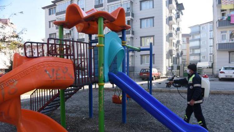Tokatta çocuk parkları dezenfekte ediliyor
