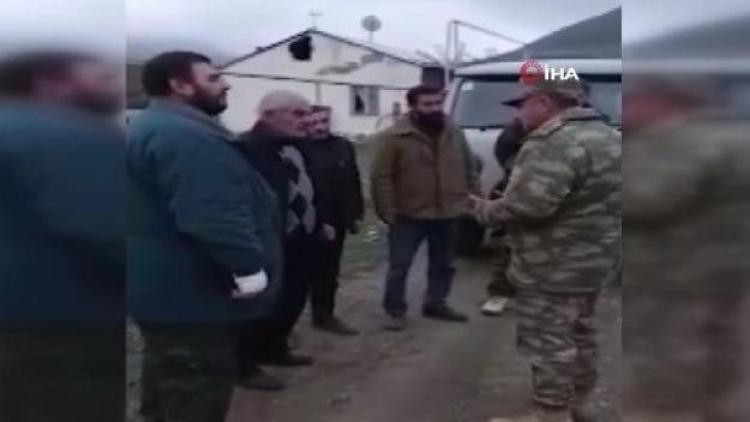 Azerbaycan askeri, Ağdamın tahliyesinde Ermeni sivillere yardım etti