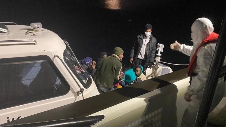 İzmirde 33 düzensiz göçmen kurtarıldı