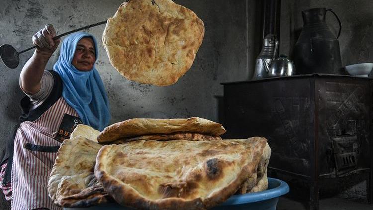 Karslı kadınlar ekmeklerini kendi yapıyor... İlçedeki fırına gitmeye gerek kalmıyor