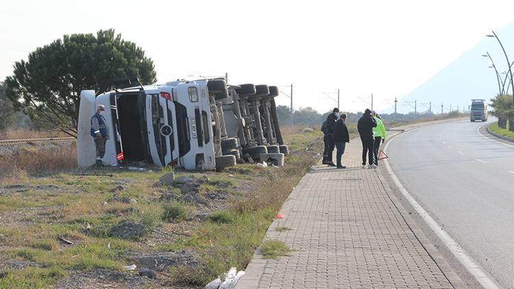 Kontrolden çıkan beton mikseri devrildi: 1 yaralı