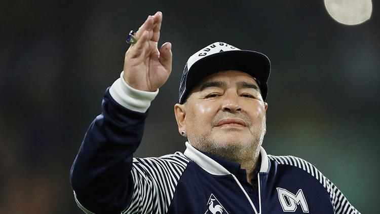 Diego Armando Maradona 60 yaşında kalbine yenik düştü
