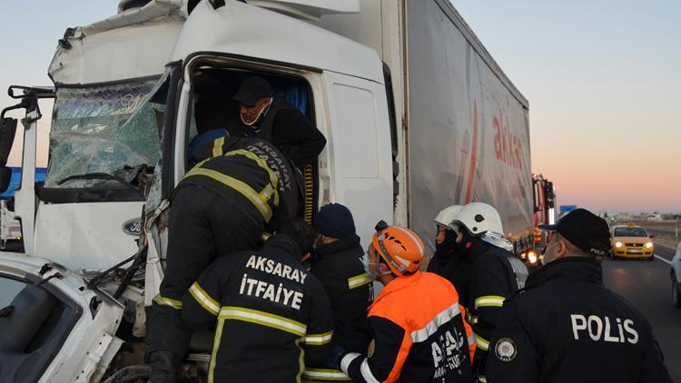 Aksarayda TIRa çarpan kamyonun şoförü, yarım saatlik çalışmayla kurtarıldı