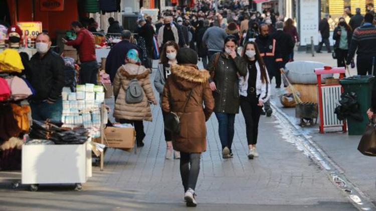 Vakaların arttığı Samsun’da cadde ve sokaklar dolu; kamerayı gören maskesini düzeltti