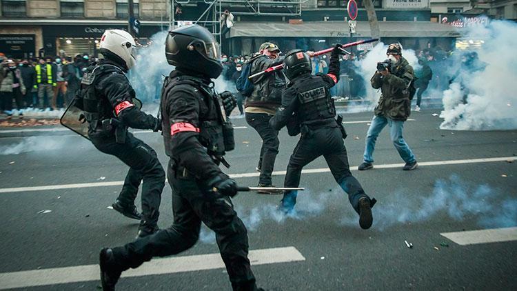Fransada şiddet krizi kızıştı Halk Macronun istifasını istiyor