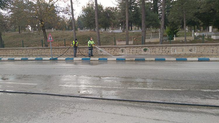 Cadde ve sokaklar klorlu su ile yıkandı