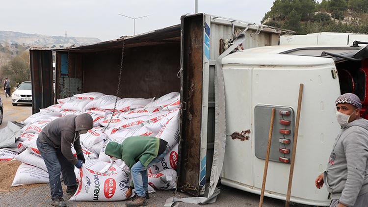 Burdurda devrilen kamyonda yüklü yem çuvalları yola saçıldı