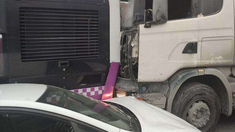 Son dakika... İstanbulda zincirleme kaza Hafriyat kamyonu otobüse çarptı