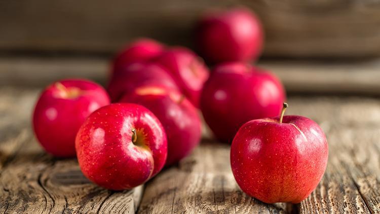 Düzenli tüketimi göz sağlığını koruyor! Her gün bir elma yemek bile...