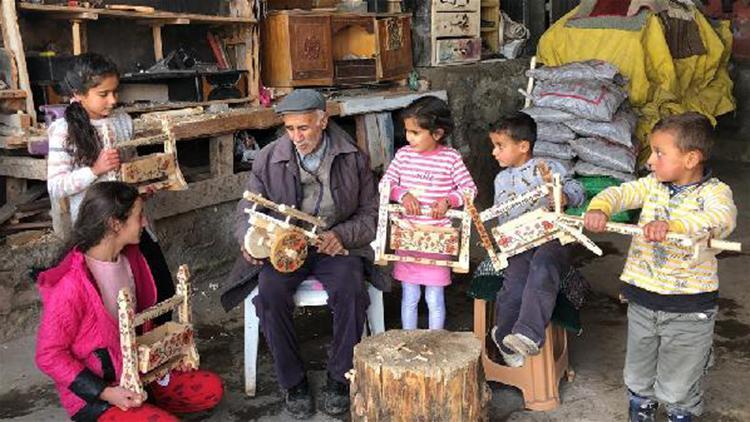 Karsın Cumhuriyet dedesi minyatür kağnı ve beşik yapıyor