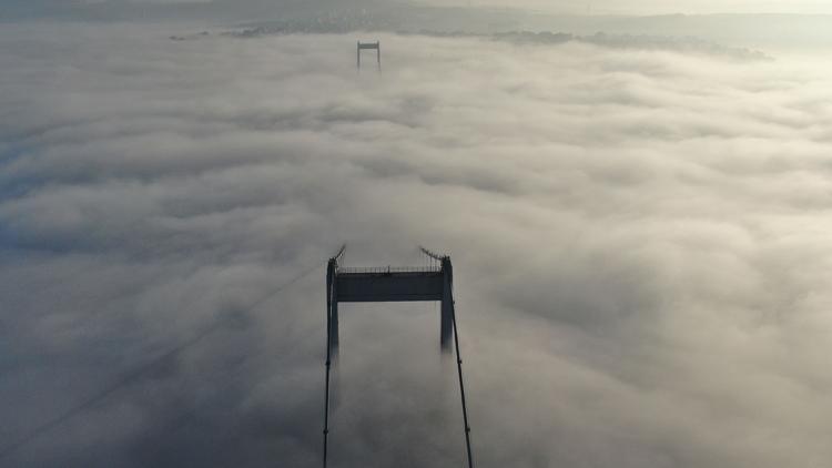 Fatih Sultan Mehmet Köprüsünde büyüleyen sis manzarası görüntülendi