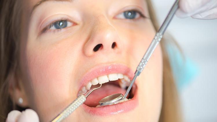 Hangisi Daha Sağlıklı: Dişleri Kestirmek mi, İmplant mı?