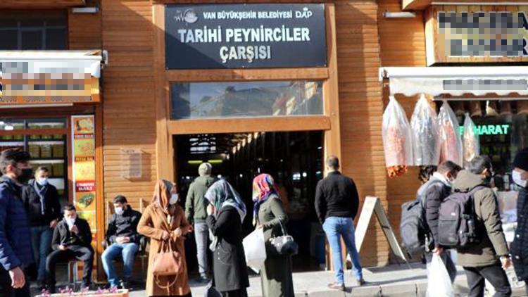 Vanda sokağa çıkma kısıtlaması öncesi çarşı ve pazarlarda yoğunluk