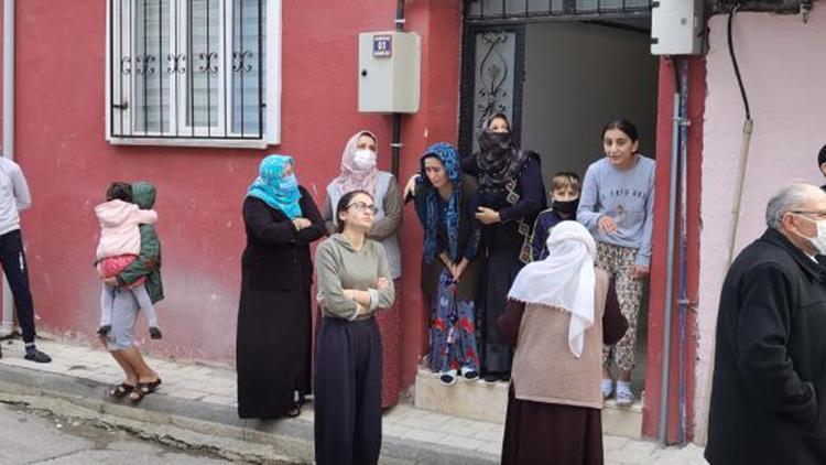 Bursada 3 katlı apartmanda çıkan yangın mahalleliyi sokağa döktü