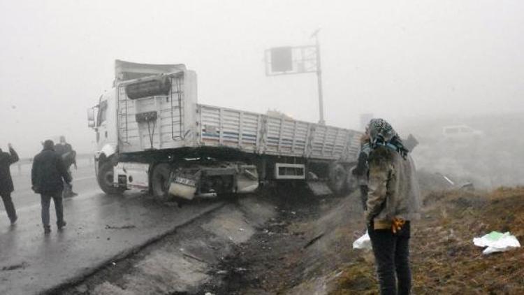 Bitlis’te etkili olan sis kazalara neden oldu