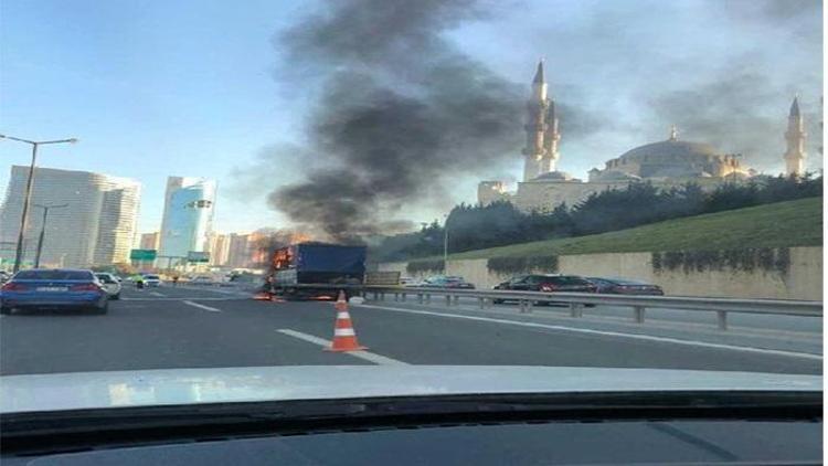 Ataşehir TEMde kamyonet alev alev yandı