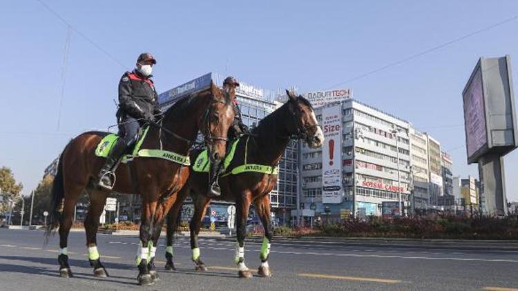 Ankarada sokağa kısıtlamasında atlı polislerden denetim