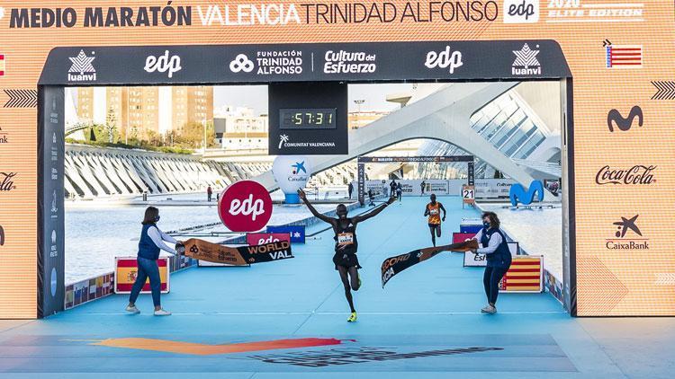 Kenyalı atlet Kibiwott Kandie, Valencia Yarı Maratonunda dünya rekoru kırdı