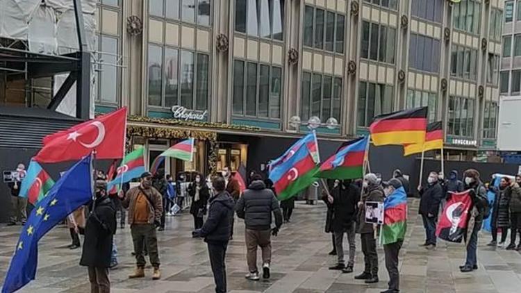 Almanyada Azerbaycana destek mitingi