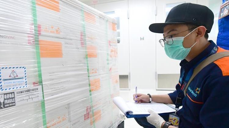 Endonezya, Çin’den Kovid-19 aşısının ilk sevkiyatını teslim aldı