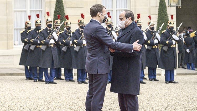 Macron’dan Sisi’ye bandolu karşılama