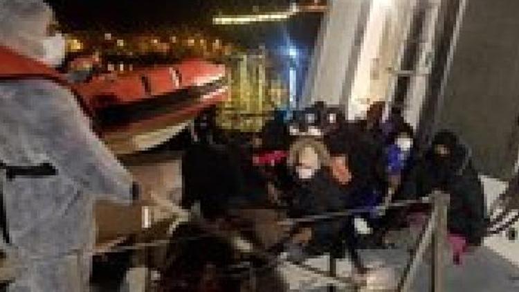 İzmirde 69 kaçak göçmen kurtarıldı