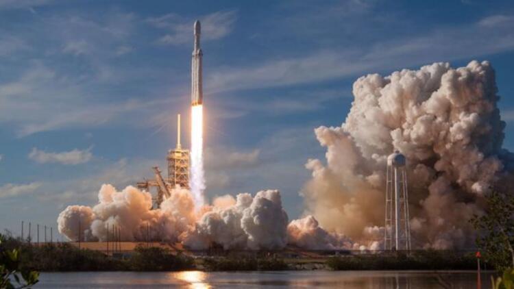 SpaceX, Falcon 9 roketini uzaya fırlattı
